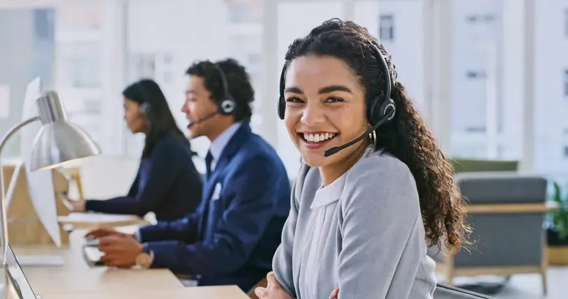 Smiling agent representing an outsource call center team delivering professional customer support in a multilingual and tech-enabled environment.